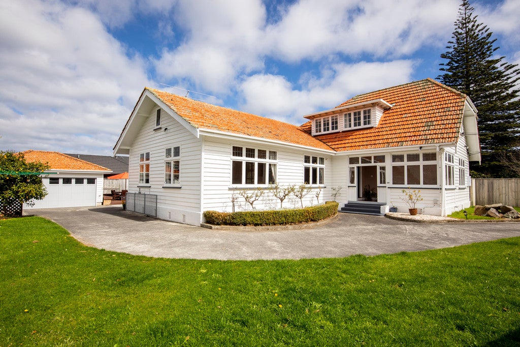 62 Kings Crescent, Hutt Central, Lower Hutt - Carousel 1