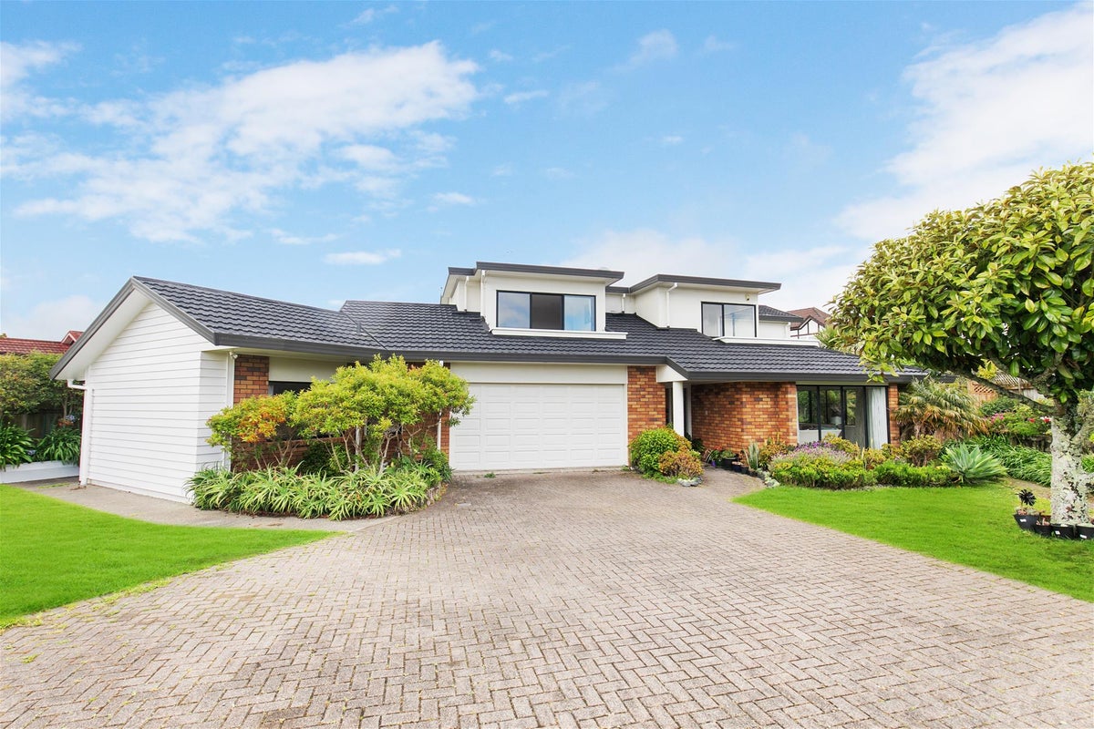 8 Gillard Place, Eastern Beach, Auckland - Carousel 1