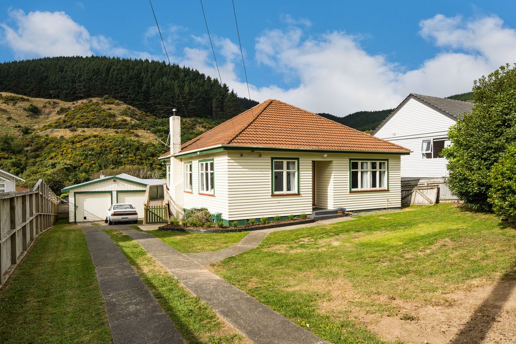 21 Raroa Terrace, Tawa, Wellington - Carousel 1
