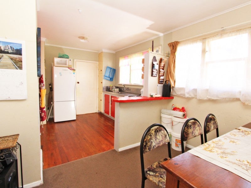 12 Lincoln Grove, Cannons Creek, Porirua - Carousel 2