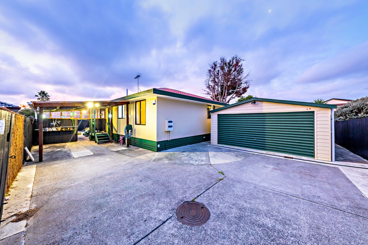 18 Horlicks Place, Randwick Park, Auckland - Carousel 1