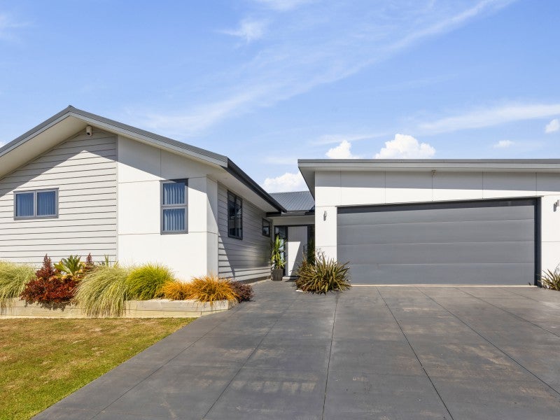 34 Mossburn Grove, Kelson, Lower Hutt - Carousel 1