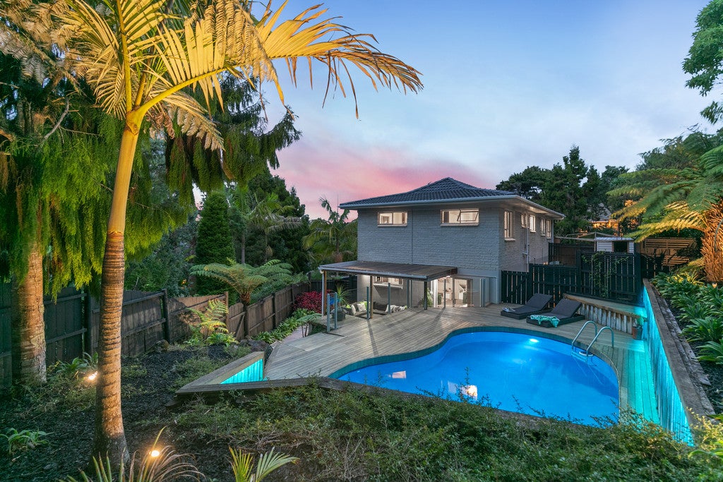 15 Longfellow Parade, Glen Eden, Auckland - Carousel 1