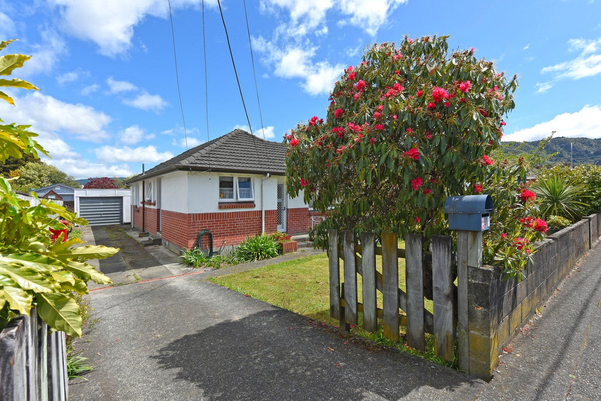 49 Totara Park Road, Clouston Park, Upper Hutt - Carousel 1