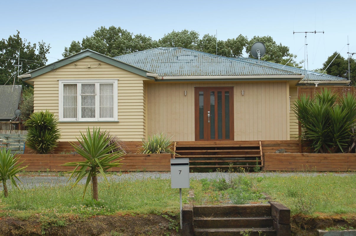 7 Mabian Crescent, Deanwell, Hamilton - Carousel 1