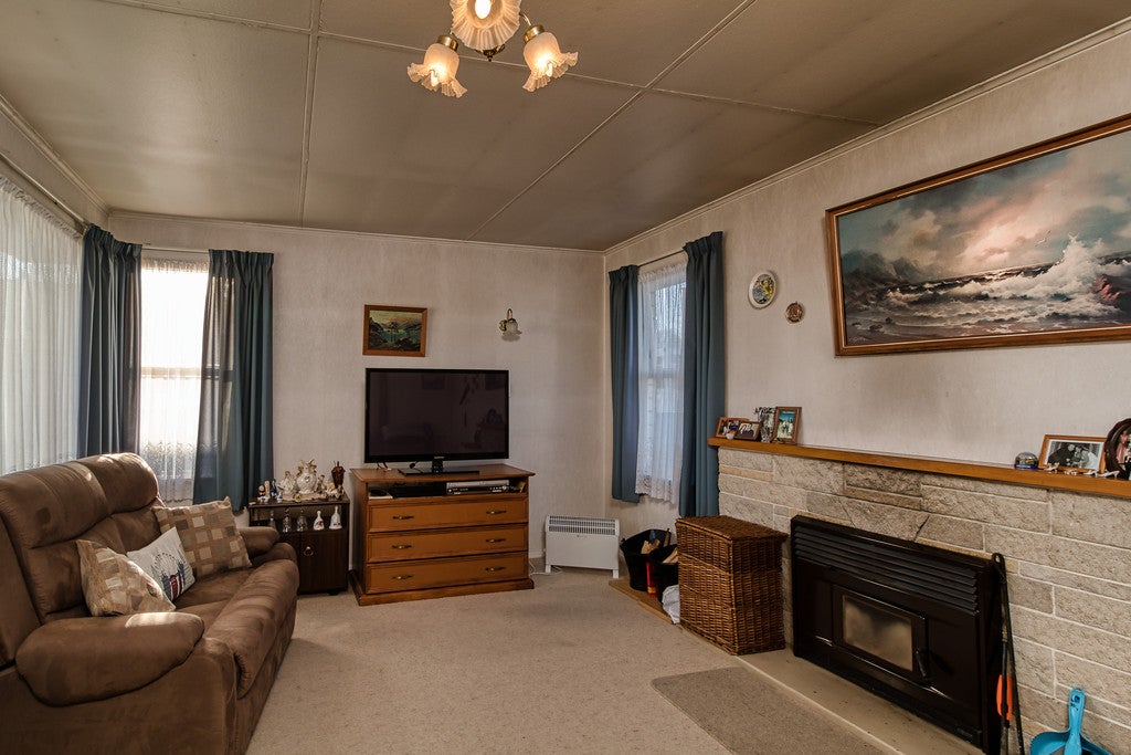 207 Sunnybank Crescent, Camberley, Hastings - Carousel 2