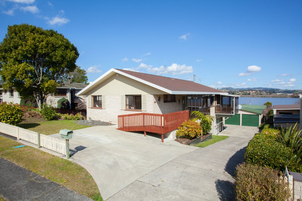 24 Lakeview Terrace, Huntly, Huntly - Carousel 1