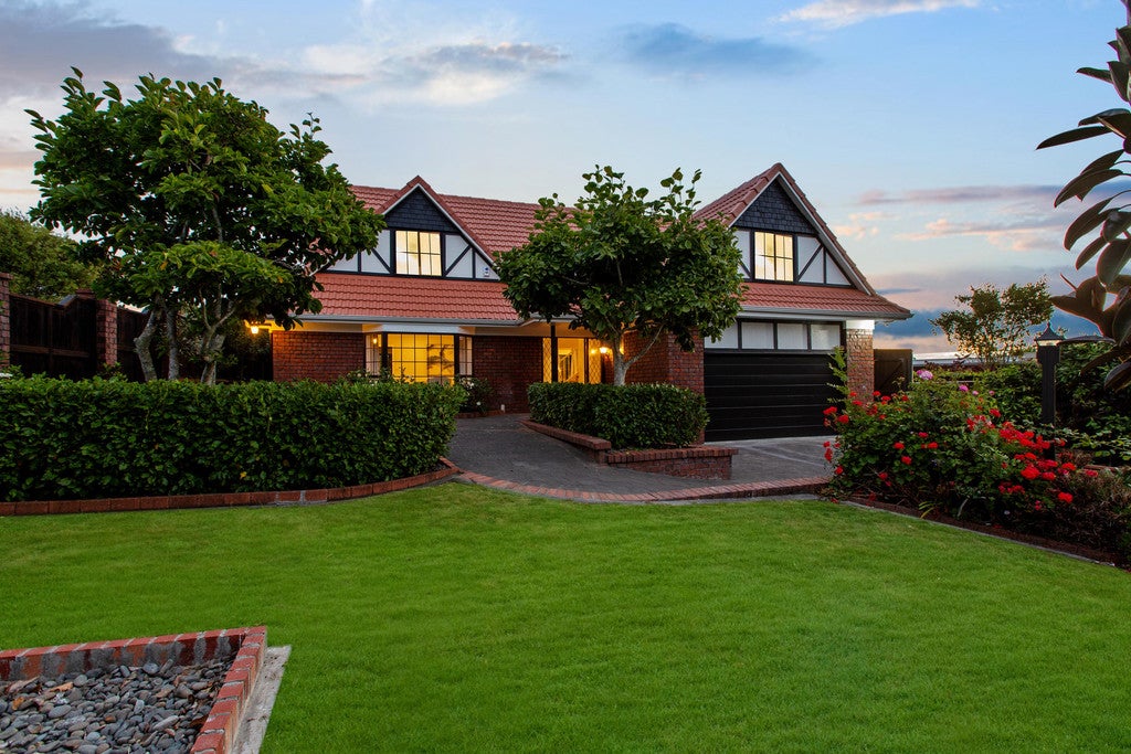 27 Pyatt Crescent, Saint Johns, Auckland - Carousel 1