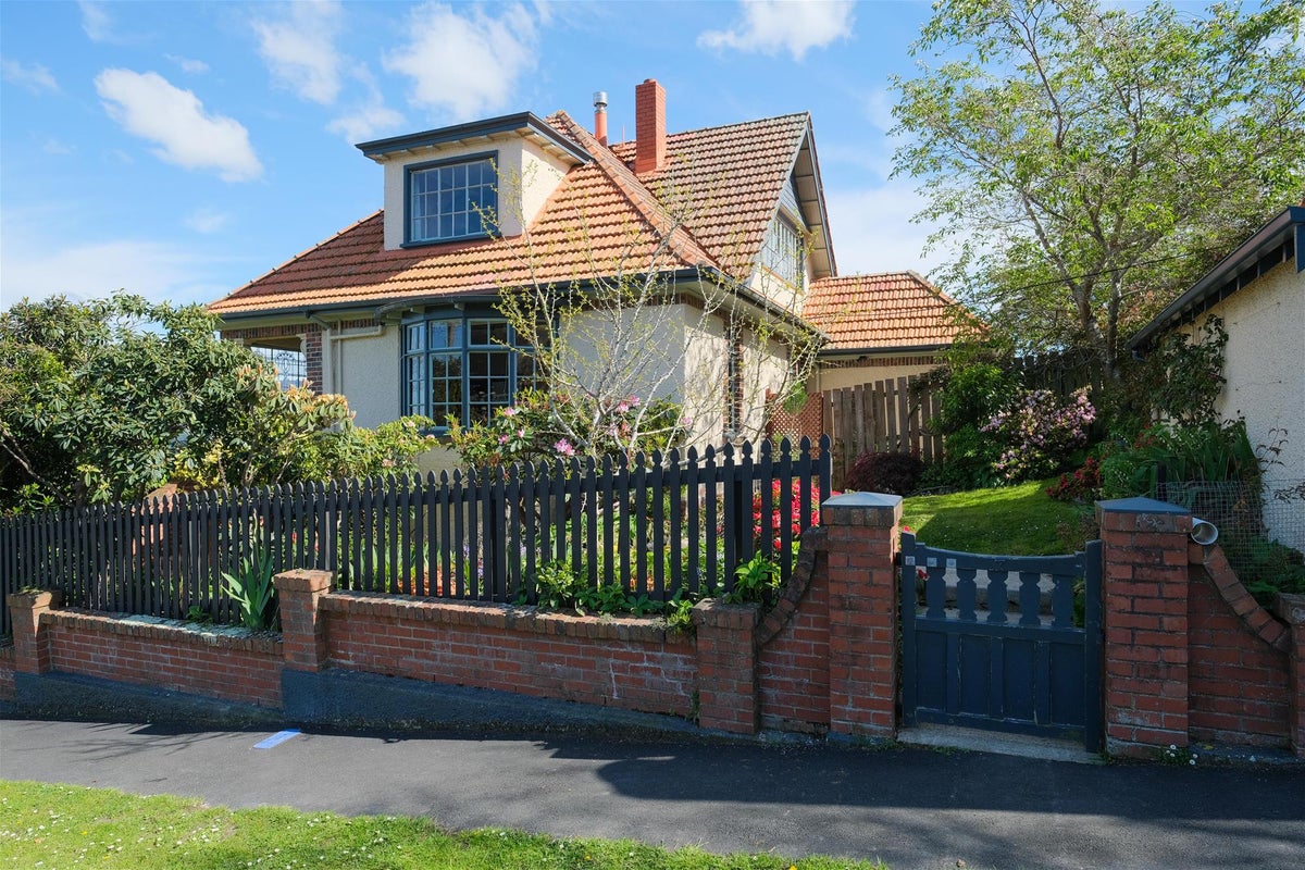 7 Grandview Crescent, Opoho, Dunedin - Carousel 1