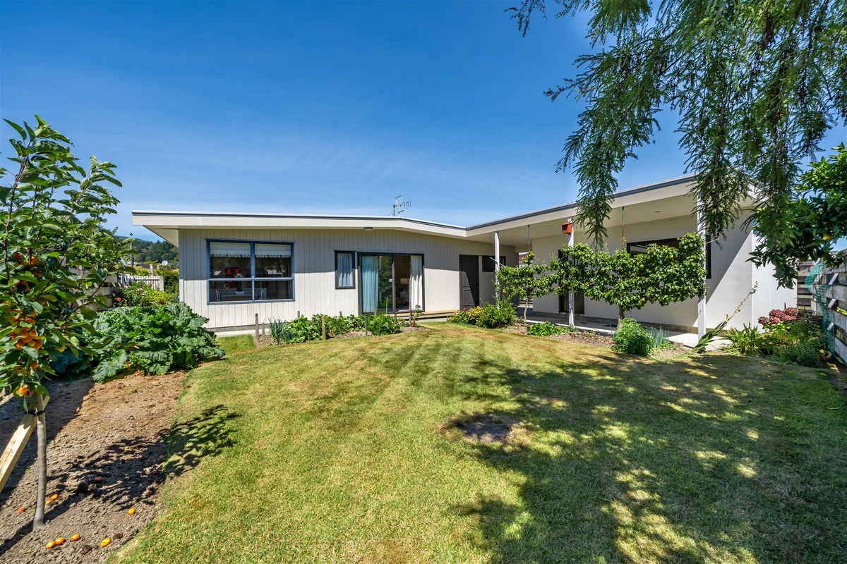 6 Seattle Grove, Totara Park, Upper Hutt - Carousel 2