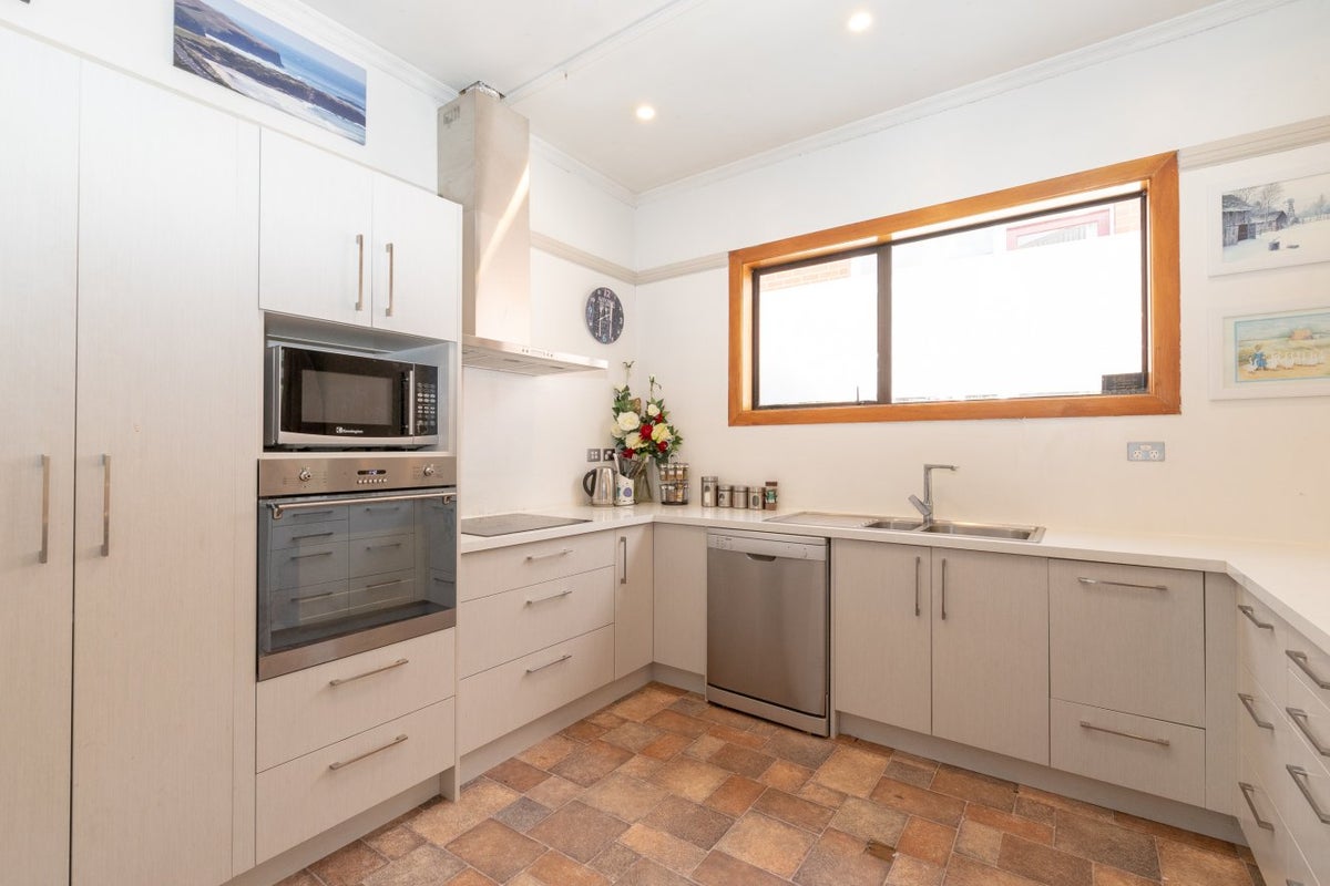 15 Caversham Place, Caversham, Dunedin - Carousel 15