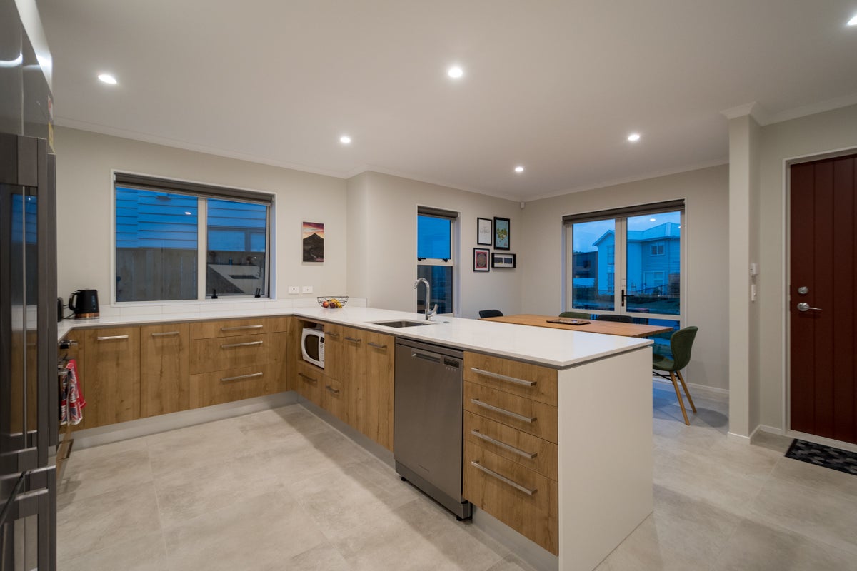 6 Vincent McGrath Crescent, Swanson, Auckland - Carousel 2