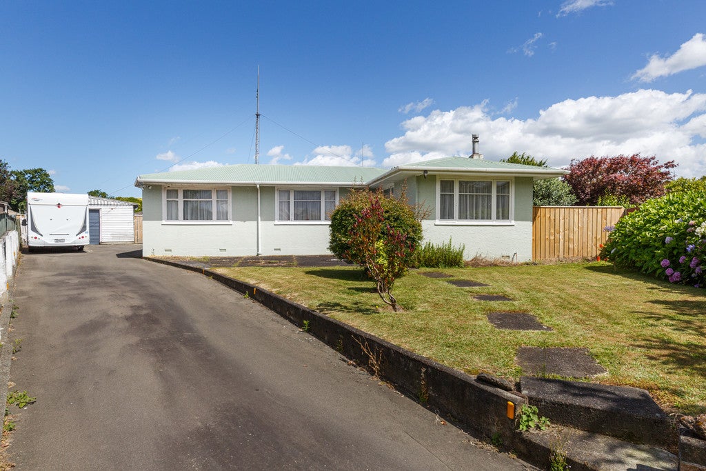 9 Greenock Place, Awapuni, Palmerston North - Carousel 1