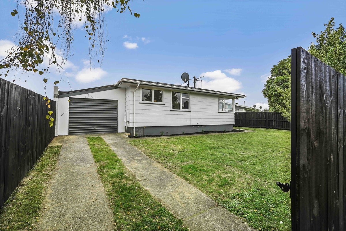 30 Oakfield Crescent, Pukete, Hamilton - Carousel 1