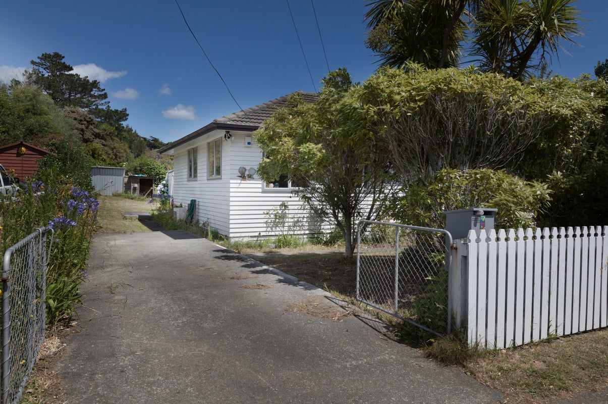2 Owhiti Street, Titahi Bay, Porirua - Carousel 1
