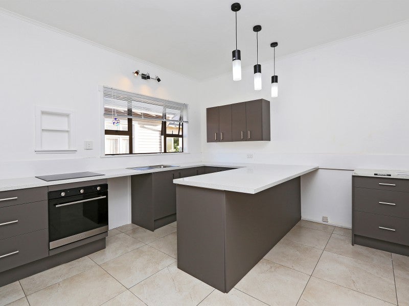 808 Queen Street West, Saint Leonards, Hastings - Carousel 2