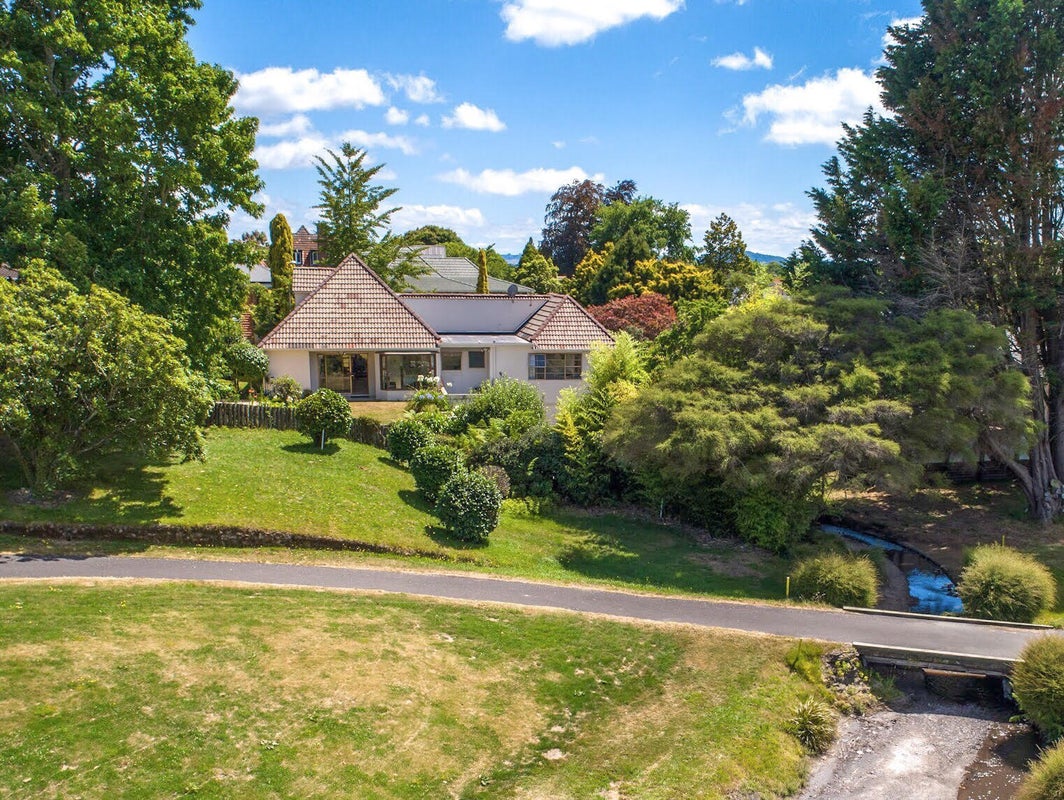 16 Gwendoline Street, Glenholme, Rotorua - Carousel 1