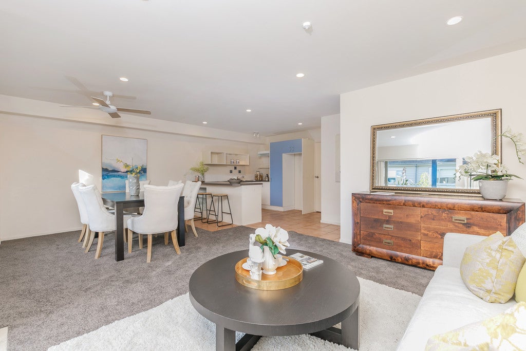 2/70 Fernhill Way, Oteha, Auckland - Carousel 1