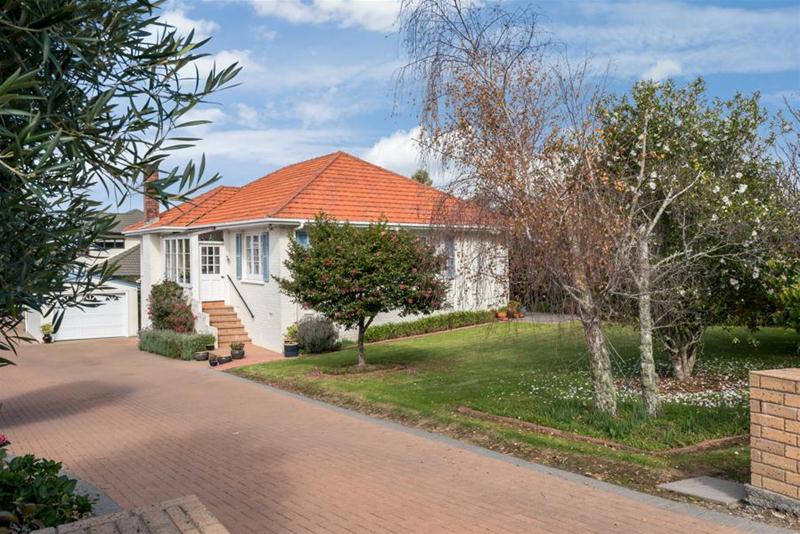 15 Cockle Bay Road, Cockle Bay, Auckland - Carousel 1