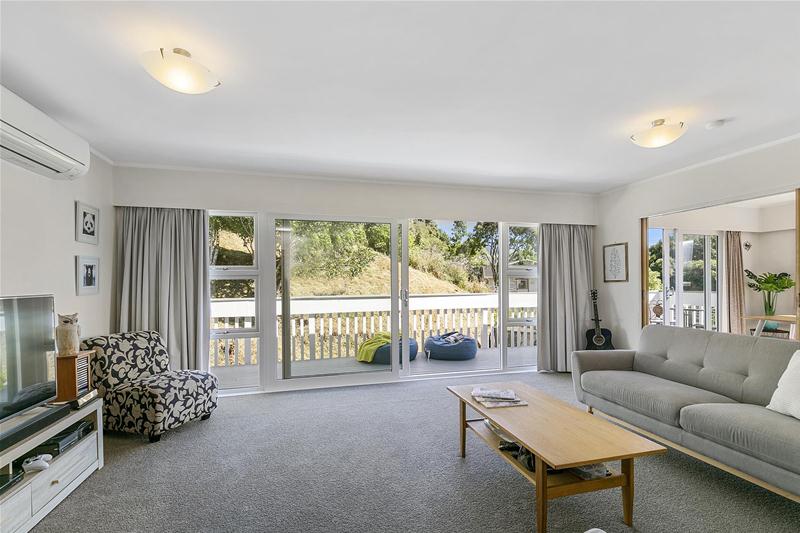 4 St Annes Square, Tawa, Wellington - Carousel 1