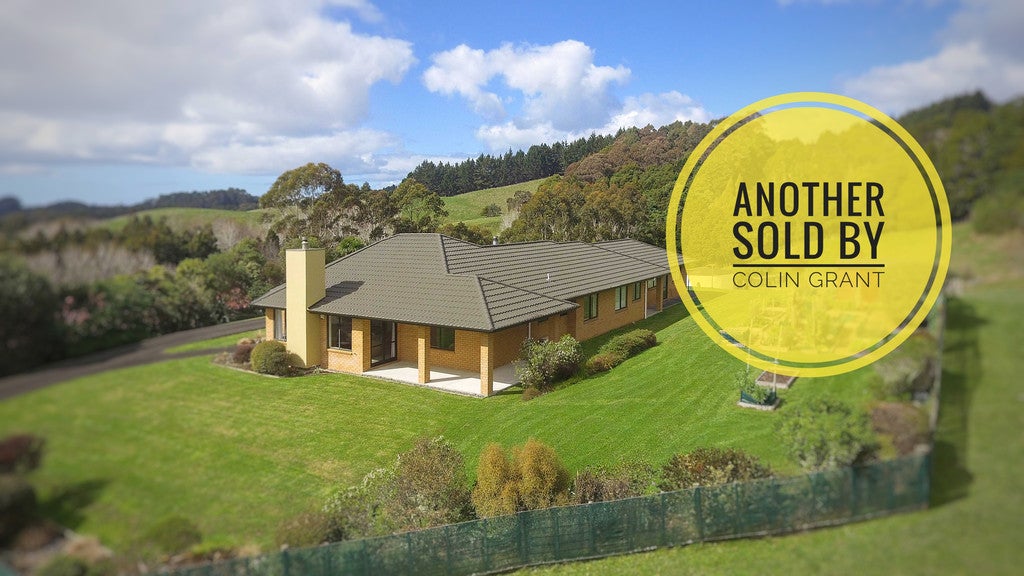 39 Lloyd Drive, Silverdale - Carousel 1