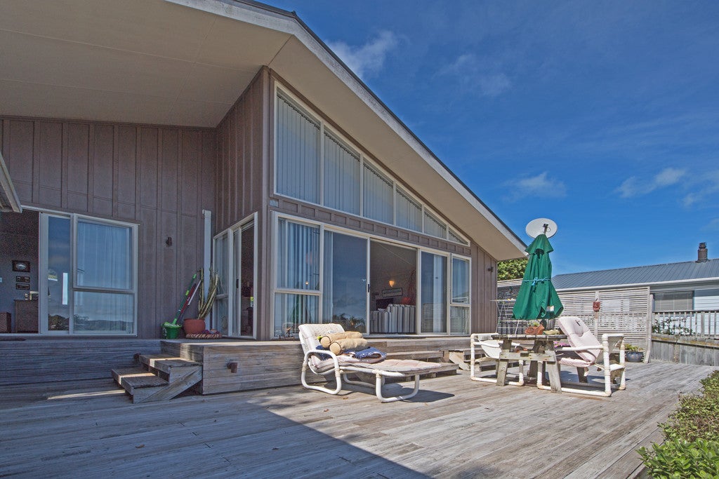 29 Jellicoe Parade, Surfdale, Waiheke Island - Carousel 1