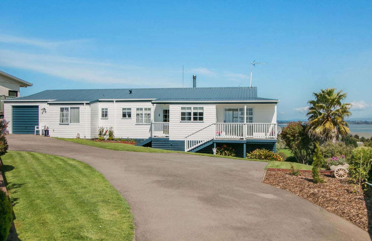 8 Adela Stewart Drive West, Athenree, Waihi Beach - Carousel 1
