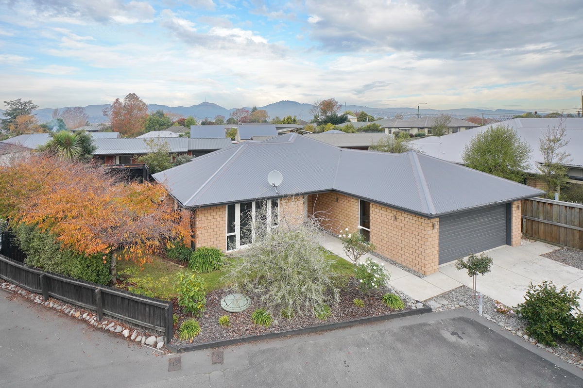 4 Penny Lane, Hoon Hay, Christchurch - Carousel 1