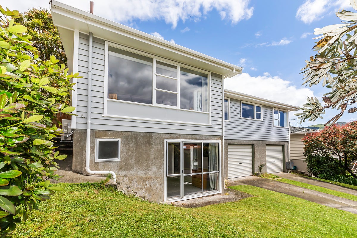 8 Wilmshurst Place, Tawa, Wellington - Carousel 2