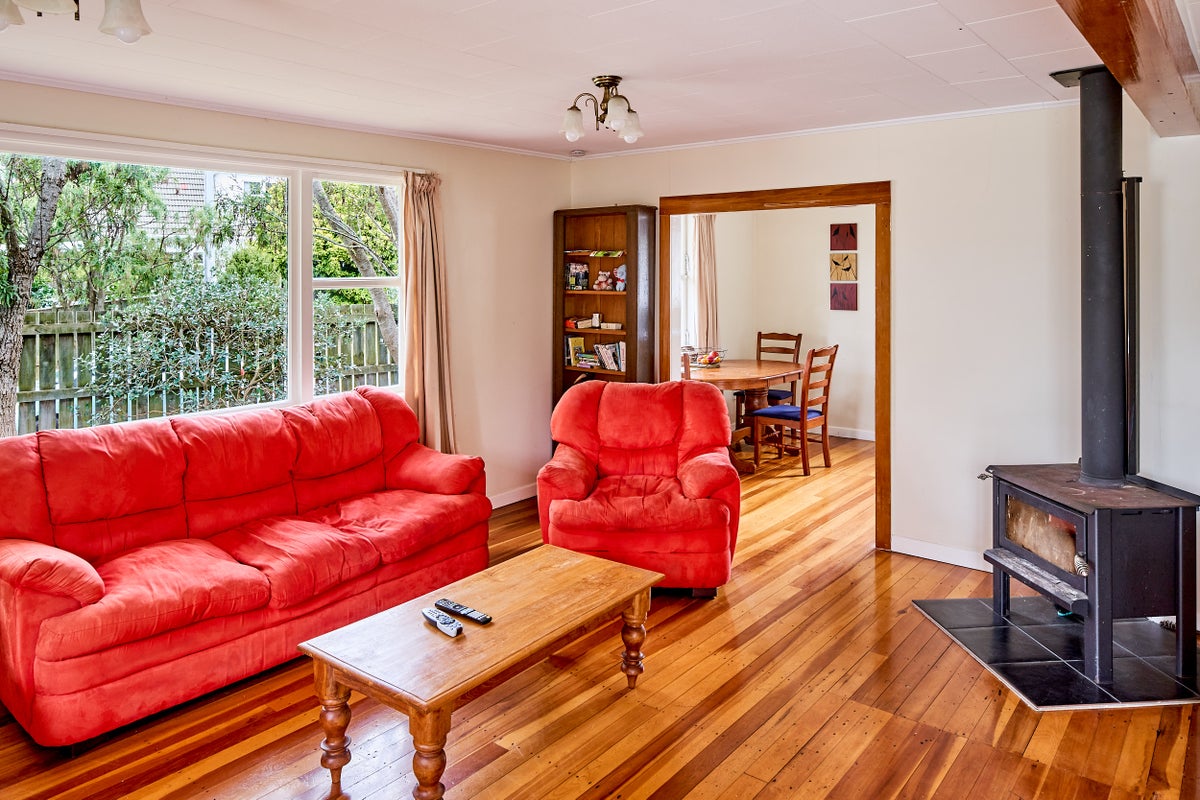 24 Redwood Avenue, Tawa, Wellington - Carousel 2