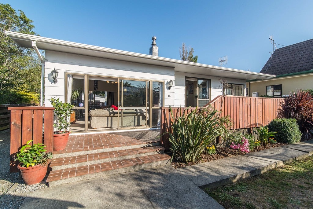 15 Goldsborough Avenue, Raumati Beach, Paraparaumu - Carousel 1
