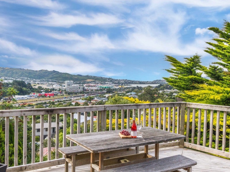2/8 Spruce Grove, Ranui, Porirua - Carousel 1