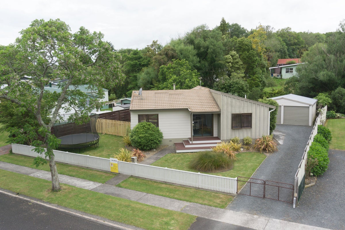 41 Exeter Street, Glenview, Hamilton - Carousel 1