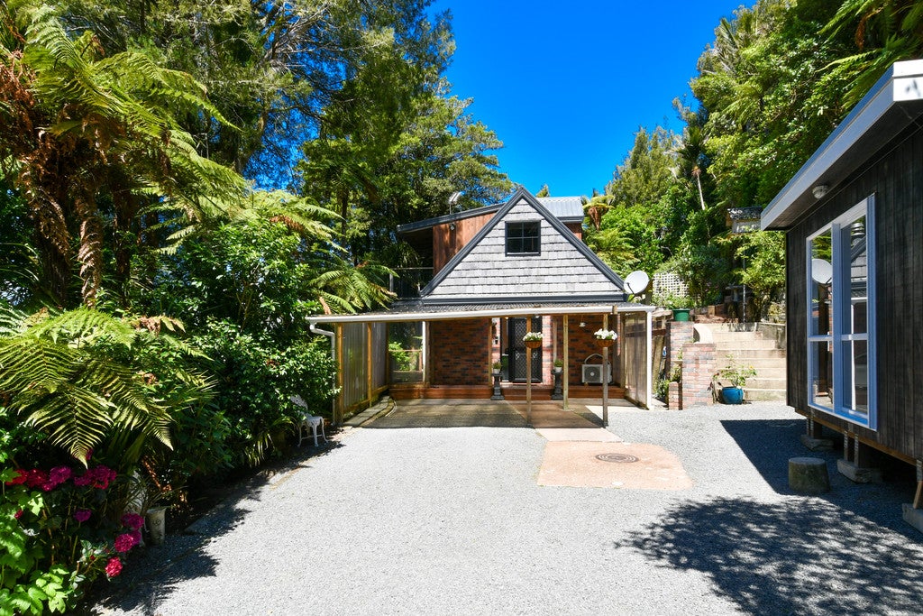 464 Scenic Drive, Waiatarua, Auckland - Carousel 1