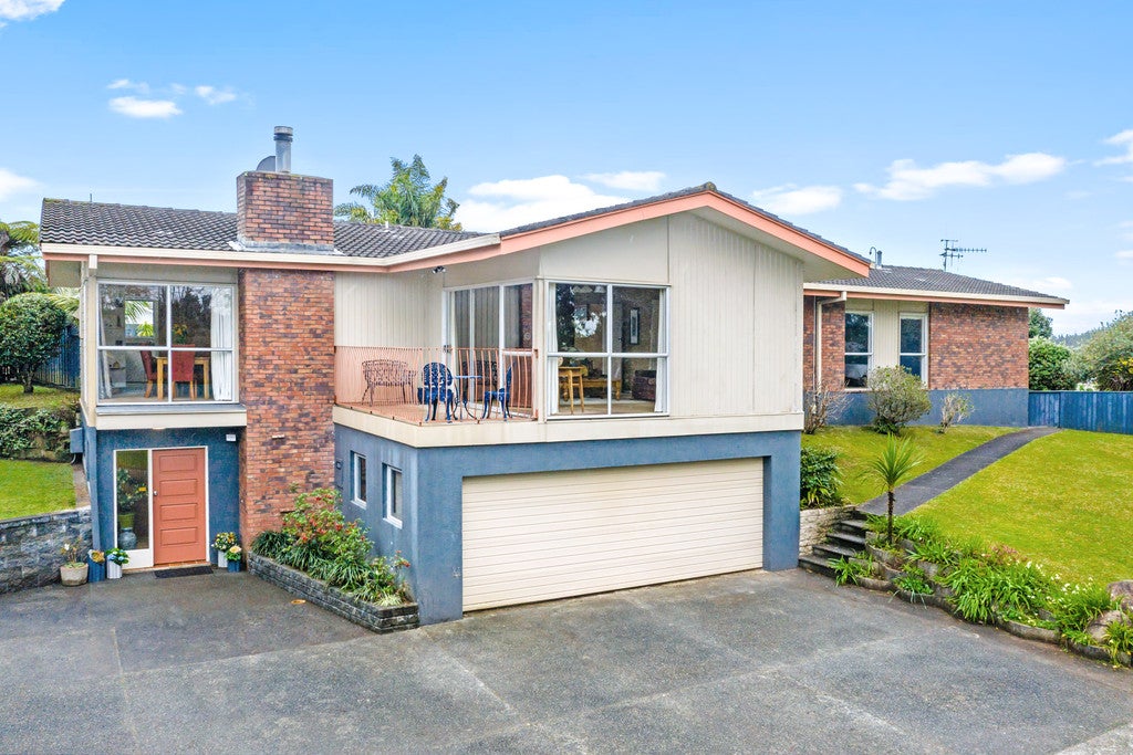 8 Fairway Drive, Kamo, Whangarei - Carousel 1