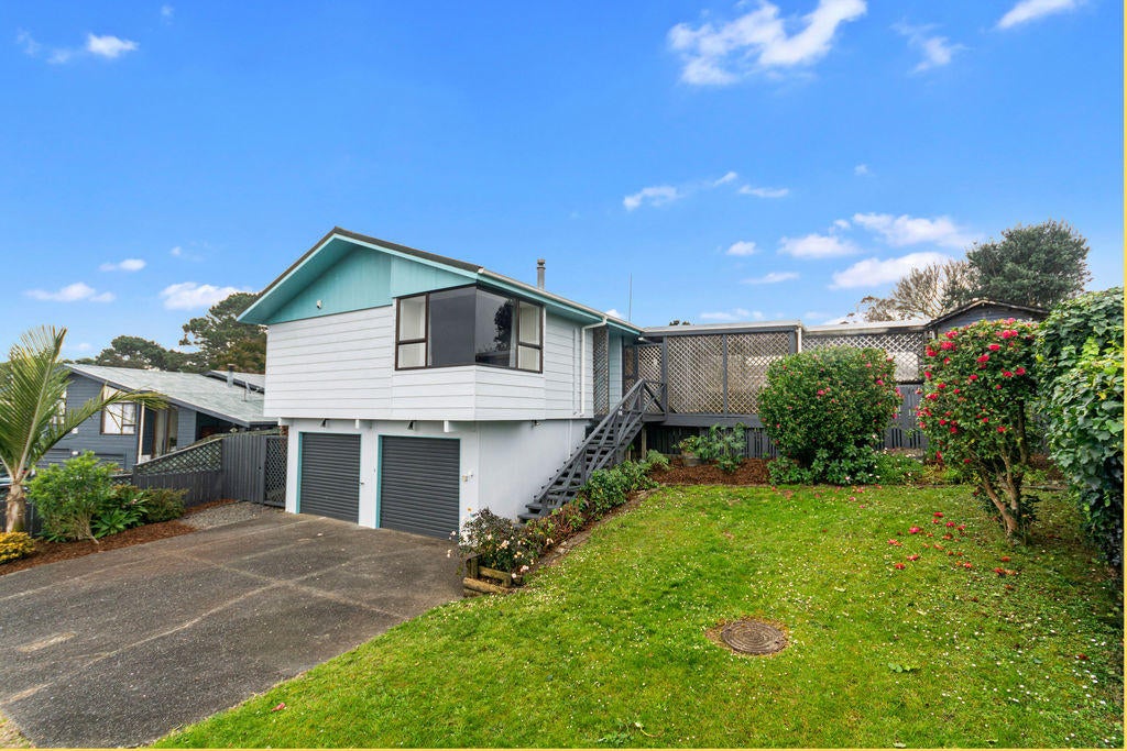 9 Moxham Grove, Massey, Auckland - Carousel 1