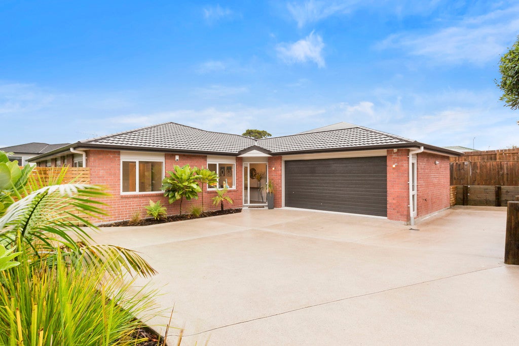 31A Cliff View Drive, Green Bay, Auckland - Carousel 1