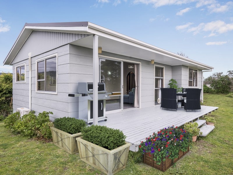 9 Freyberg Crescent, Waikanae Beach, Waikanae - Carousel 1