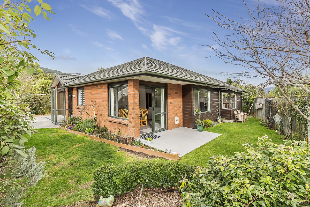 6 Gee Street, Tawa, Wellington - Carousel 1