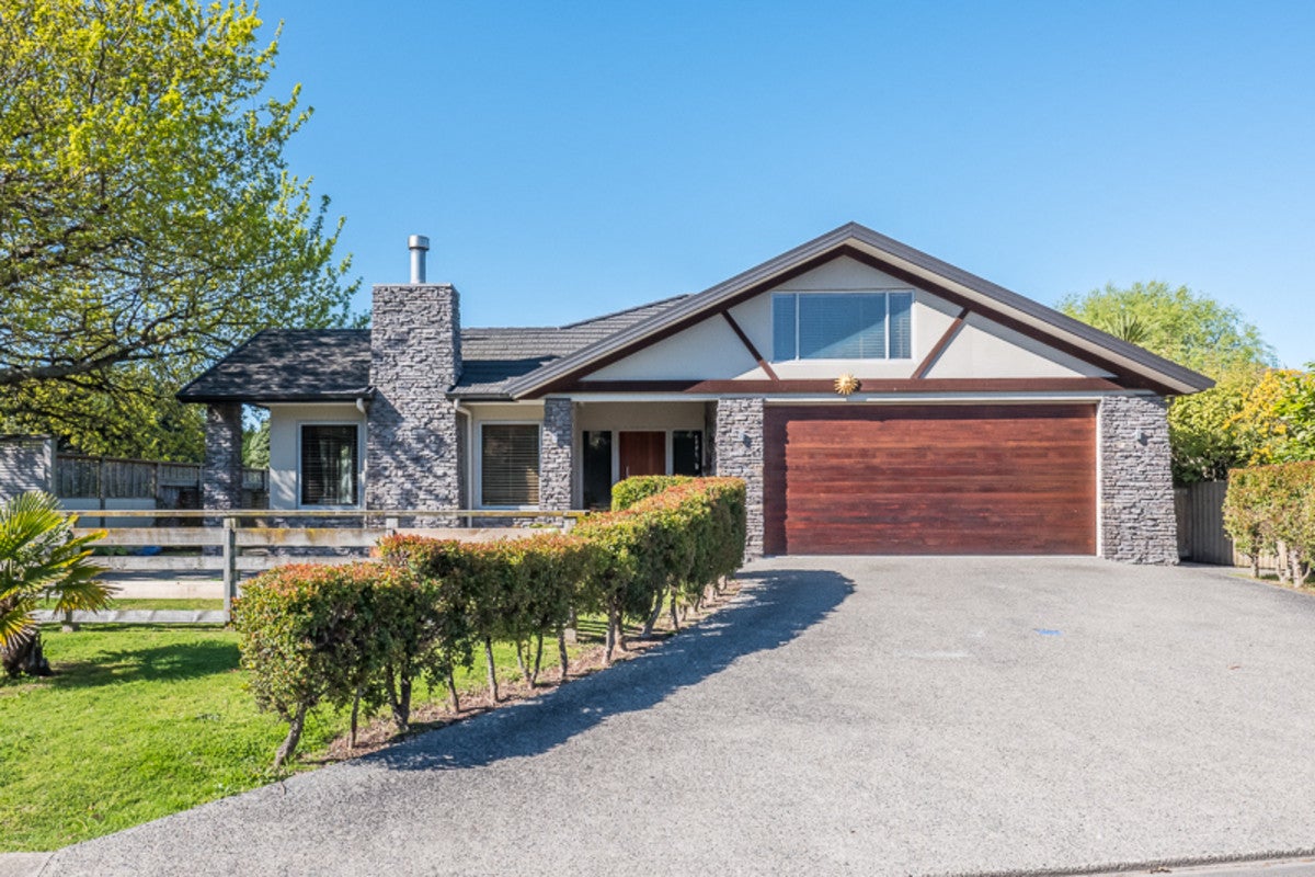 2 Fairway Oaks Drive, Waikanae Beach, Waikanae - Carousel 1