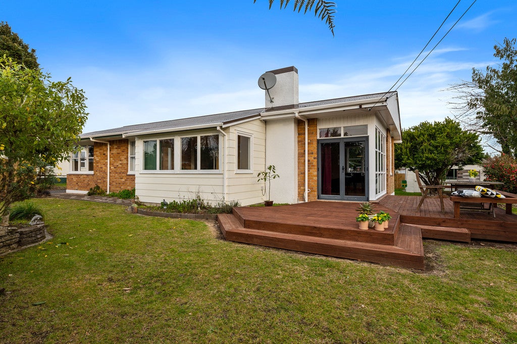 10 Bellvue Road, Kawaha Point, Rotorua - Carousel 1