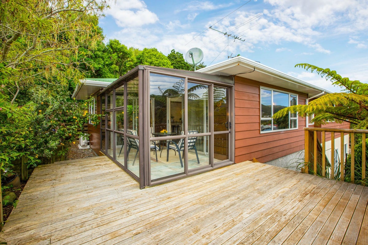 8A Hinau Street, Tawa, Wellington - Carousel 1