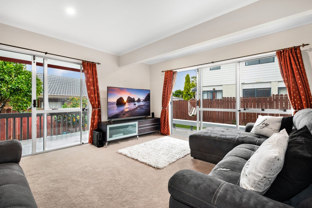 2/2 Orangewood Drive, Shamrock Park, Auckland - Carousel 2