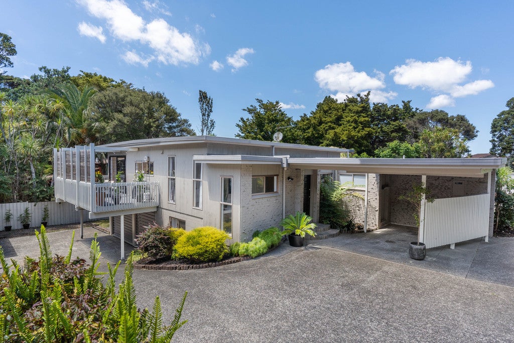1/10 Lydia Avenue, Northcote, Auckland - Carousel 1