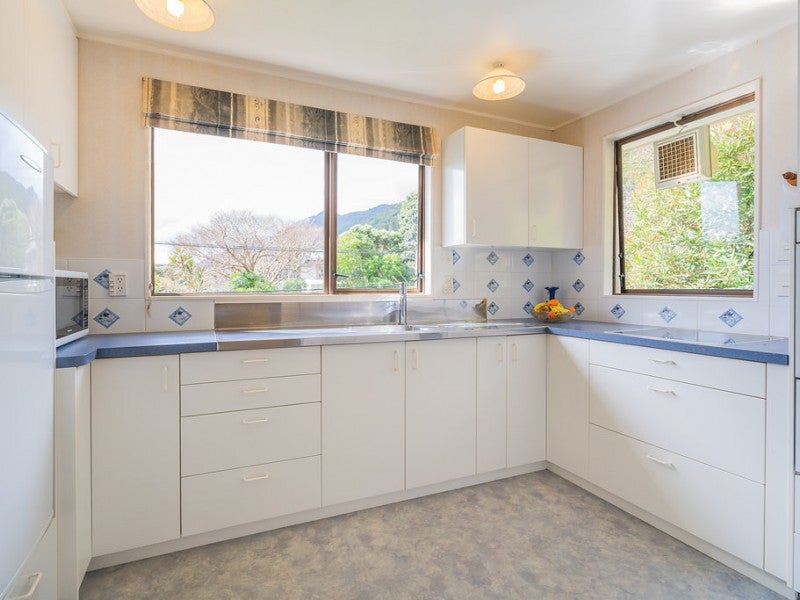 6 Kaka Street, Waikanae - Carousel 2