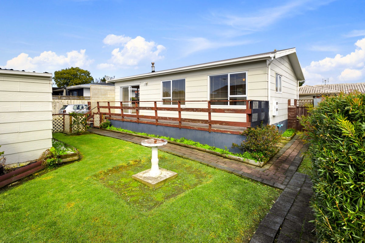 2/2 Garelja Road, Henderson, Auckland - Carousel 1