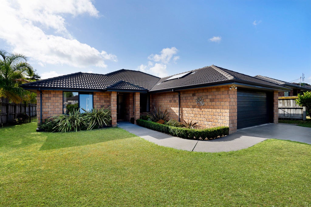 18 Fern Place, Beachlands, Auckland - Carousel 1