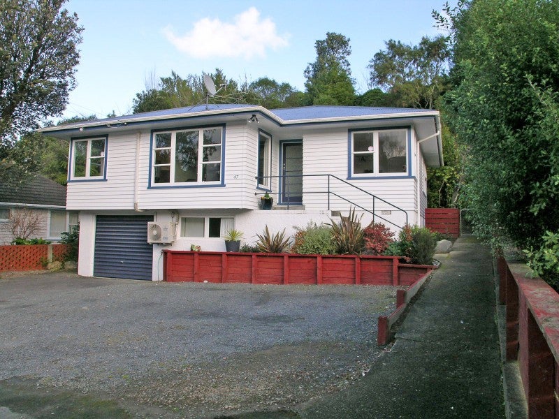 47 Kiwi Crescent, Tawa, Wellington - Carousel 1