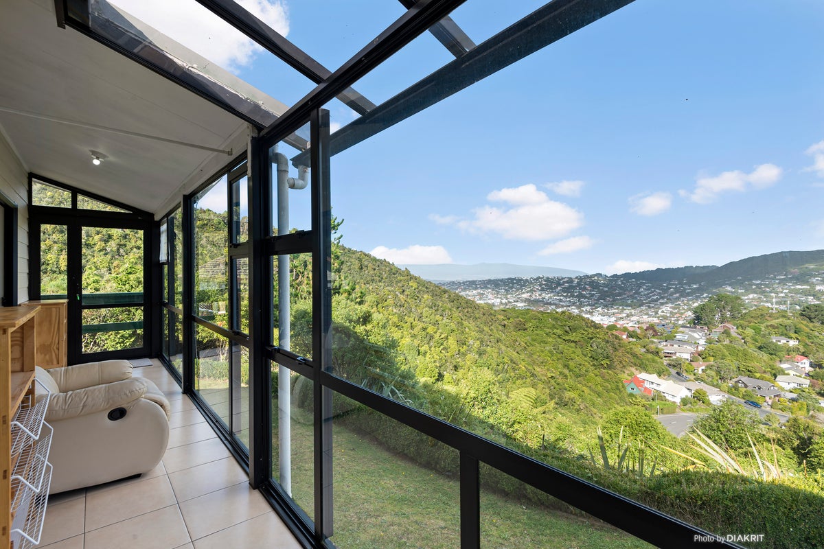 22 Cathie Place, Karori, Wellington - Carousel 2