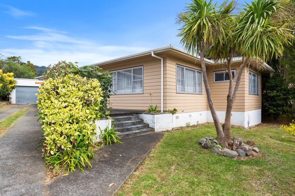 8 Dalton Grove, Stokes Valley, Lower Hutt - Carousel 1